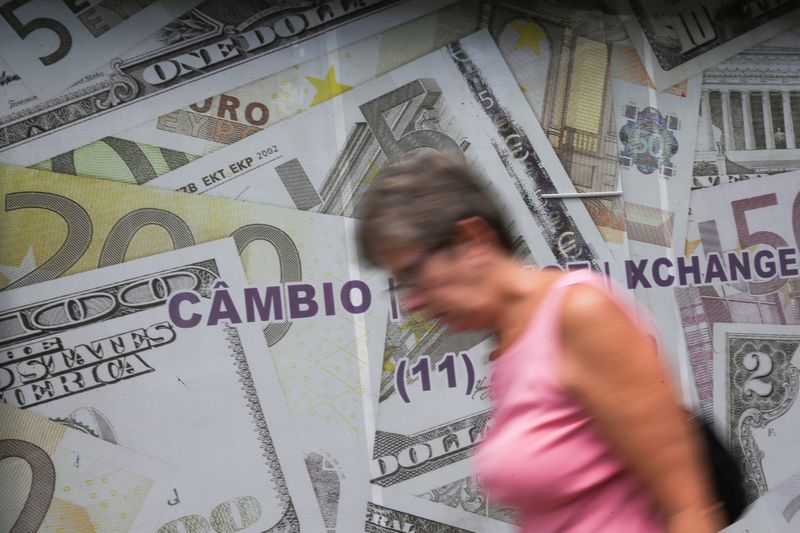 Apesar de BC, dólar engata 12ª alta e fecha em novo recorde de R$4,651 por exterior e coronavírus