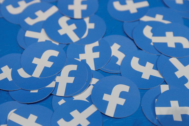 © Reuters. Stickers bearing the Facebook logo are pictured at Facebook Inc's F8 developers conference in San Jose