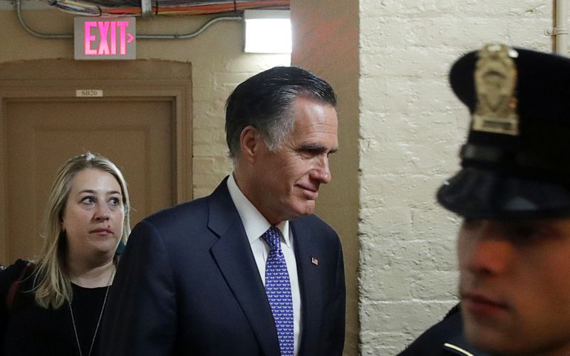 © Reuters. U.S. Senator Mitt Romney walks at U.S. Capitol ahead of final votes in Senate impeachment trial of President Trump in Washington