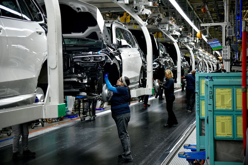 © Reuters. FILE PHOTO: X model SUVs being built on the assembly line at the BMW manufacturing facility in Greer