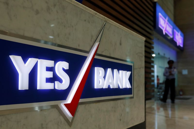 © Reuters. A security guard stands outside a Yes Bank branch at its headquarters in Mumbai