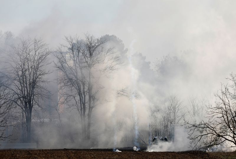 © Reuters. إطلاق غاز مسيل للدموع من تركيا صوب حرس الحدود اليوناني