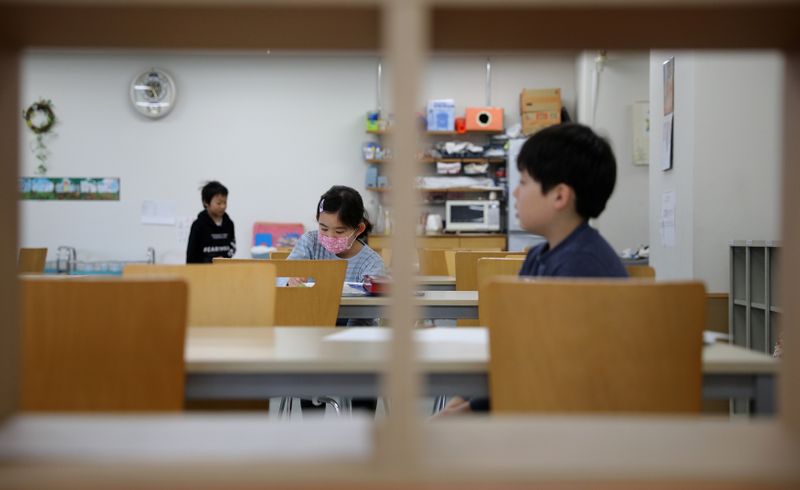 Guarderías japonesas aíslan juntos a los niños tras el cierre escolar por el virus