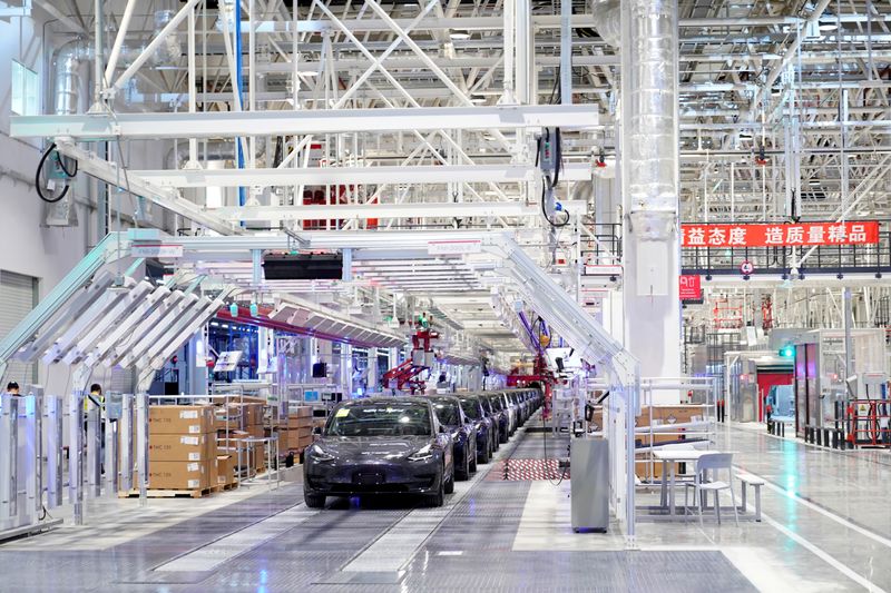 © Reuters. FILE PHOTO: FILE PICTURE: Tesla China-made Model 3 vehicles are seen during a delivery event at its factory in Shanghai