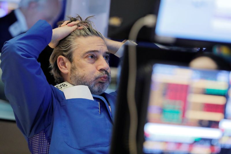 © Reuters. A trader works on the floor at the New York Stock Exchange (NYSE) in New York City