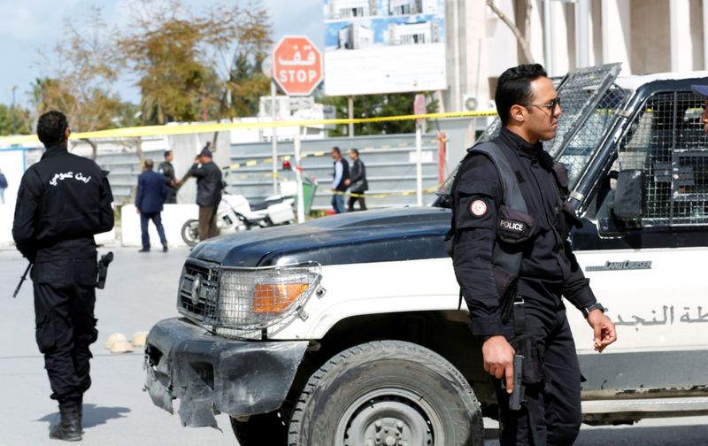 © Reuters. تفجير خارج السفارة الأمريكية في تونس ومقتل شرطي