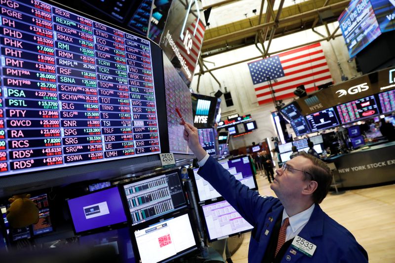 La peur du coronavirus règne, Wall Street s'enfonce dans le rouge