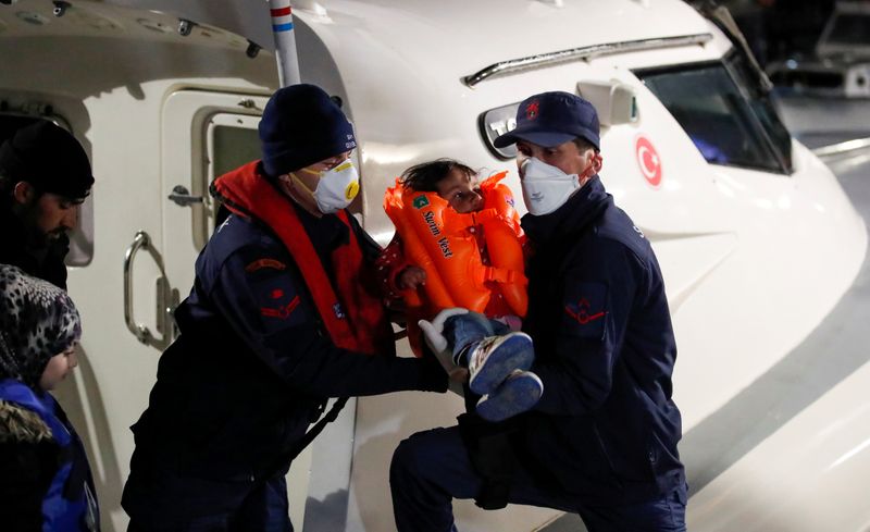 © Reuters. خفر السواحل التركي ينقذ 120 مهاجرا قبالة الساحل الغربي للبلاد