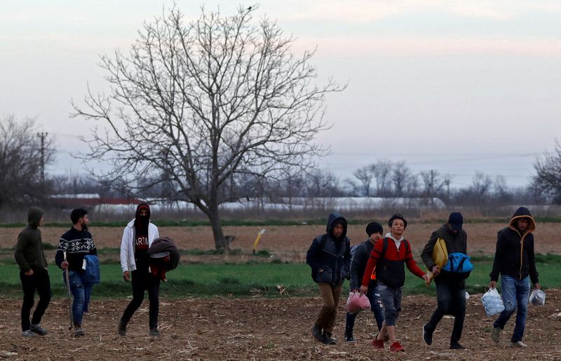 الاتحاد الأوروبي يناشد اللاجئين بتركيا عدم انتهاك حدود اليونان