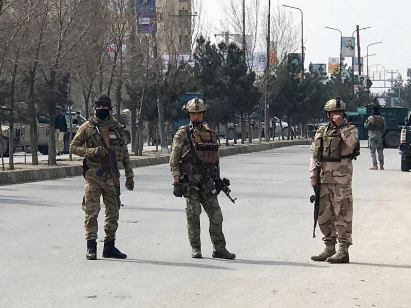 © Reuters. مقتل 27 على الأقل وإصابة العشرات في هجوم في كابول
