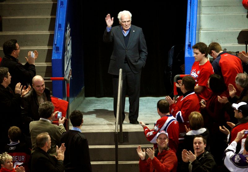 © Reuters. FILE PHOTO: Montreal Canadiens legend Henri Richard waves to the crowd during the NHL All-Star hockey game in Montreal