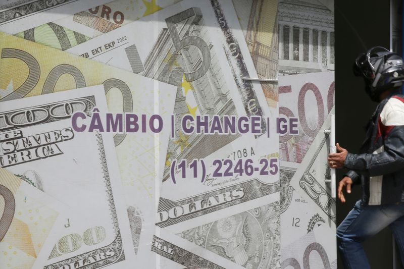 Dólar à vista encerra série de 12 altas, mas salta 3,4% no acumulado de semana de forte tensão