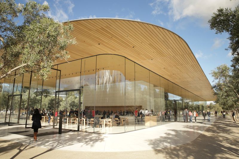 © Reuters. The new Apple Visitor Center is seen in Cupertino