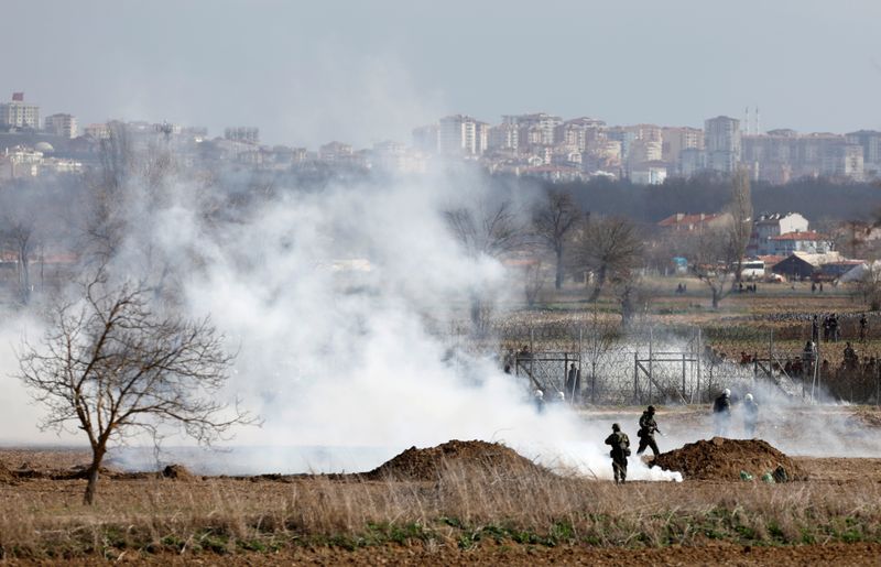 © Reuters. إطلاق غاز مسيل للدموع عبر حدود تركيا مع اليونان مع تصاعد أزمة اللاجئين