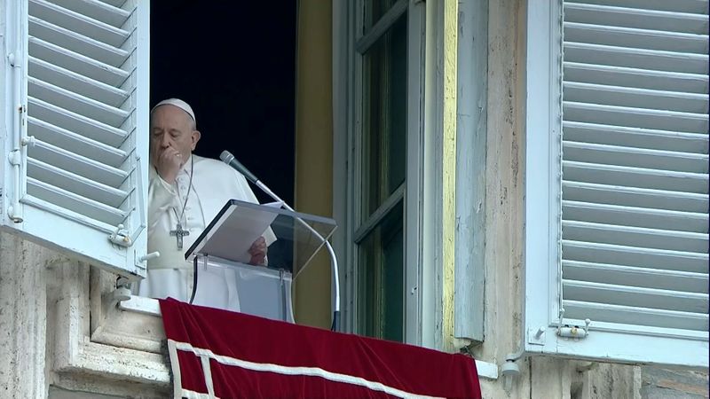 © Reuters. Pope Francis coughs as he leads the weekly Angelus prayer in St Peter's Square at the Vatican