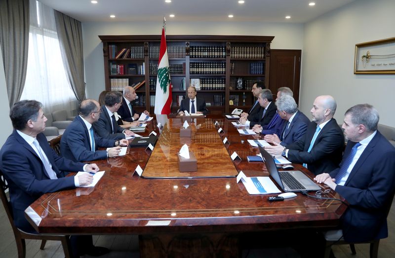 © Reuters. رئيس الحكومة اللبنانية يعلن تعليق دفع ديون لبنان
