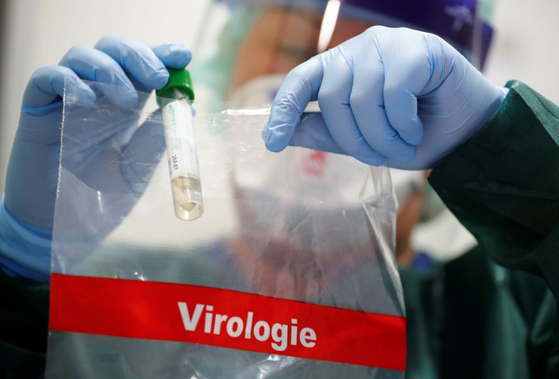© Reuters. La enfermera experta en virología Canan Emcan hace una demostración sobre toma de muestras del coronavirus en la clínica universitaria de Essen, Alemania,