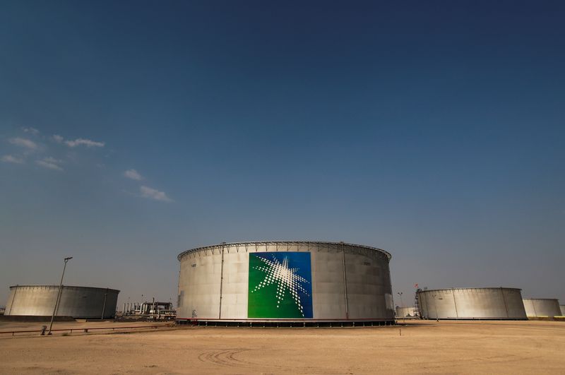 © Reuters. FILE PHOTO:  A view shows branded oil tanks at Saudi Aramco oil facility in Abqaiq