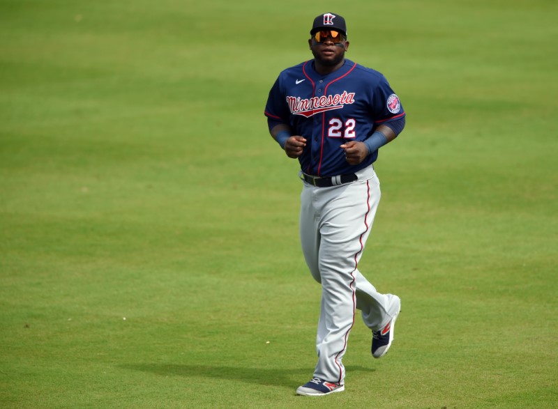 Spring training roundup: Sano homers in front of native Dominicans