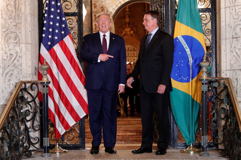 © Reuters. U.S. President Donald Trump participates in a working dinner with Brazilian President Jair Bolsonaro at the Mar-a-Lago resort in Palm Beach, Florida