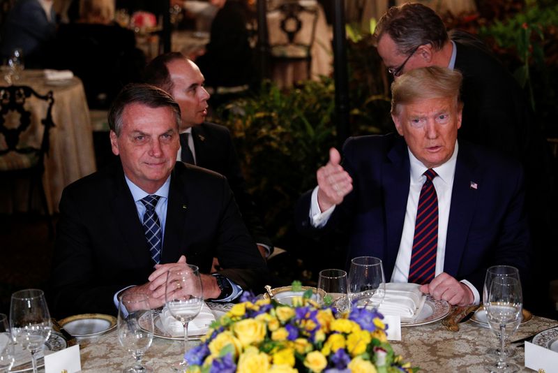 © Reuters. U.S. President Donald Trump participates in a working dinner with Brazilian President Jair Bolsonaro at the Mar-a-Lago resort in Palm Beach, Florida