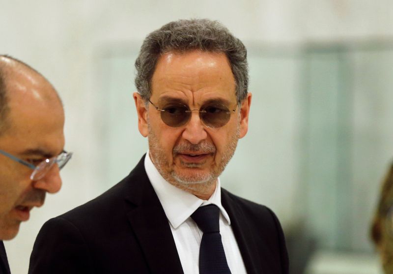 © Reuters. El ministro de economía libanés, Raoul Nehme, llega para asistir a la reunión del gabinete en el palacio presidencial de Baabda