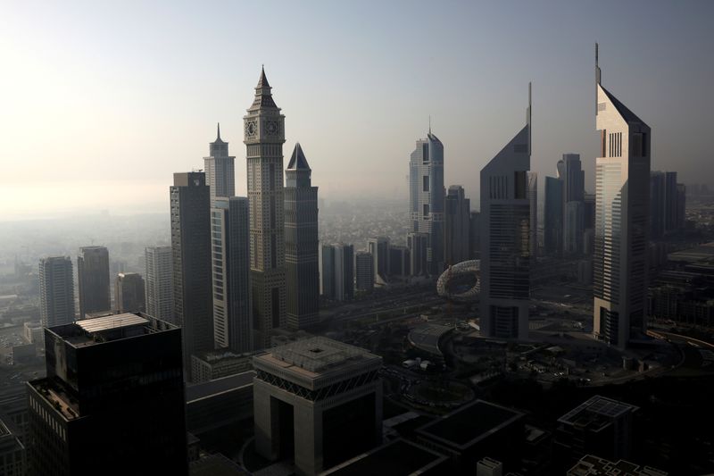© Reuters. FOTO DE ARCHIVO: Una vista general del Centro Financiero Internacional de Dubai (DIFC) entre torres de gran altura en Dubai