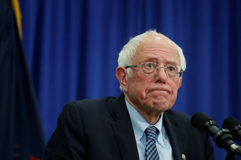 © Reuters. U.S. Democratic presidential candidate Bernie Sanders speaks during a town hall in Flint, Michigan