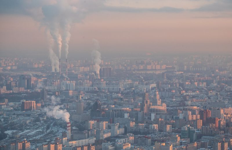 © Reuters. FILE PHOTO: General view of the city centre and steam rising from chimneys of a heating power plant on a frosty day in Moscow