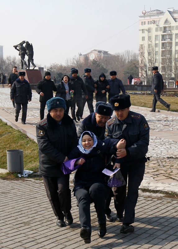 Activistas por los derechos de la mujer agredidas y detenidas en Kirguistán