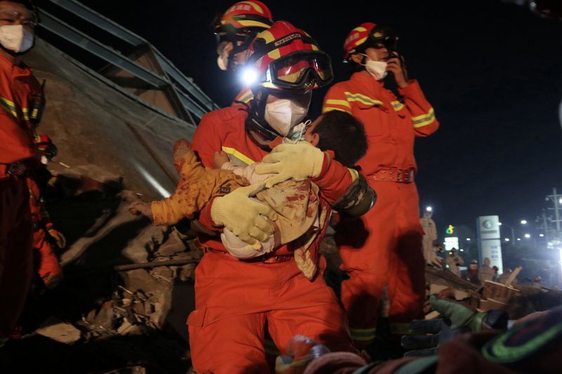 Diez muertos tras el derrumbe de un hotel en China utilizado para poner en cuarentena a infectados por el coronavirus