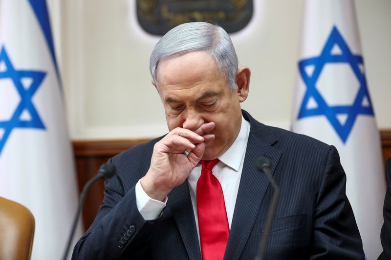 © Reuters. Israeli Prime Minister Benjamin Netanyahu gestures as he chairs the weekly cabinet meeting in Jerusalem