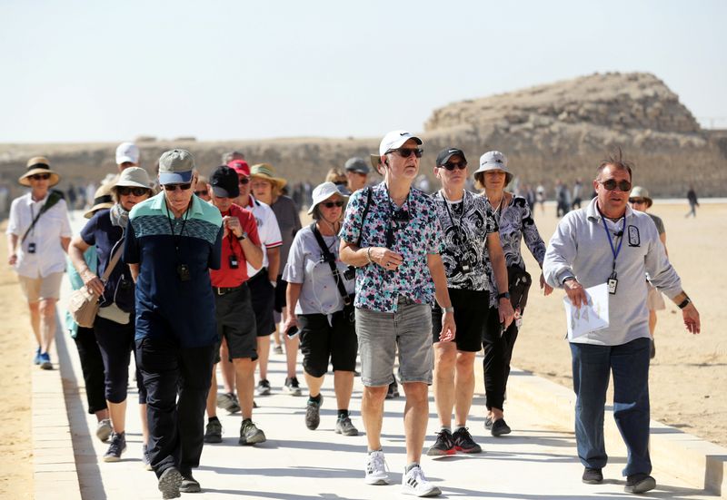 © Reuters. مصر تحاول حماية السياحة بعد انتشار فيروس كورونا على باخرة نيلية