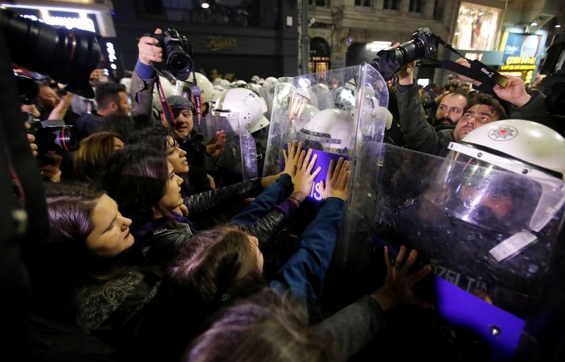 © Reuters. March marking International Women's Day in Istanbul