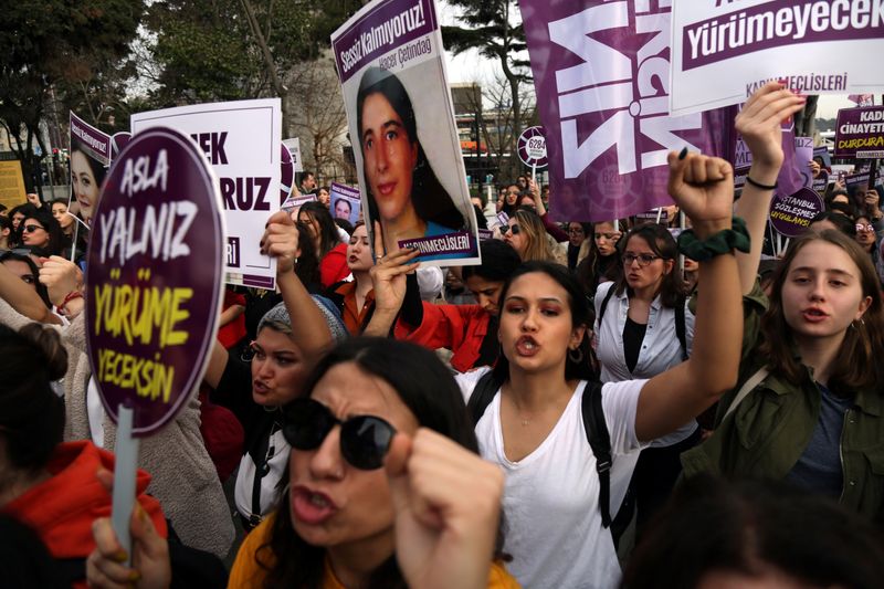 © Reuters. الشرطة التركية تمنع مسيرة لمئات النساء في وسط اسطنبول