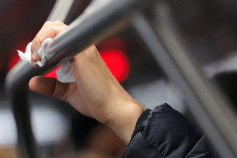 © Reuters. Una persona usa un pañuelo para sujetarse en el metro de Nueva York, EEUU.