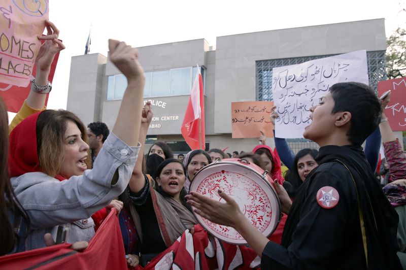 © Reuters. إسلاميون في باكستان يرشقون مسيرة يوم المرأة العالمي بالحجارة والأحذية