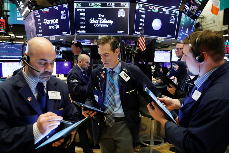 © Reuters. Traders work on the floor of the New York Stock Exchange (NYSE) in New York City, New York