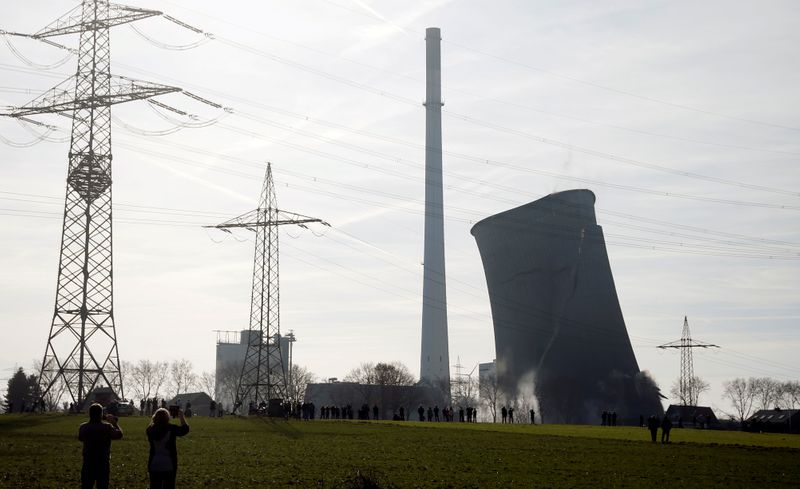 Global CO2 emissions from power sector fell 2% last year - study