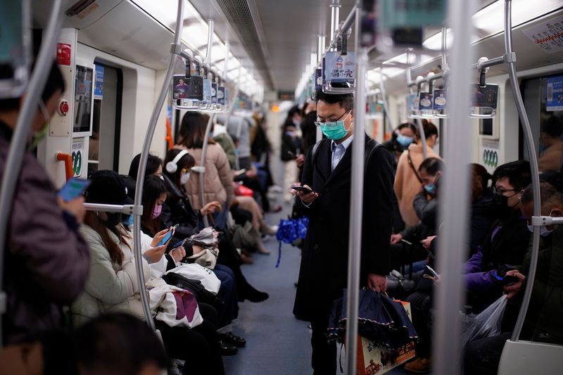 © Reuters. Commuters wearing face masks are seen in a subway as the country is hit by an outbreak of the novel coronavirus COVID-19, in Shanghai