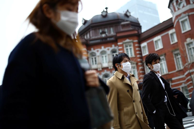 © Reuters. People, wearing protective face masks following an outbreak of the coronavirus disease (COVID-19), are pictured outside Tokyo station in Tokyo