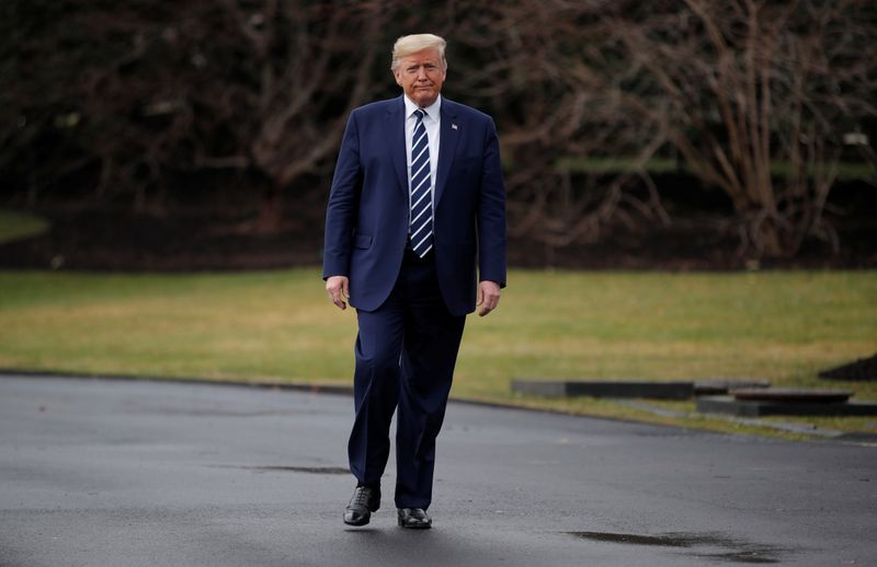 © Reuters. U.S. President Trump departs to attend coronavirus in briefing from the White House in Washington