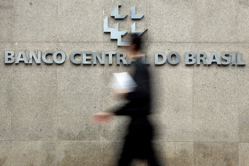 BC anuncia aumento da oferta em leilão de dólar à vista para até US$3 bi