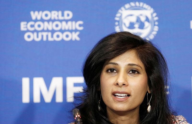 © Reuters. Gita Gopinath, Consejera Económica y Directora del Departamento de Investigación del Fondo Monetario Internacional (FMI), habla durante una conferencia de prensa en Santiago