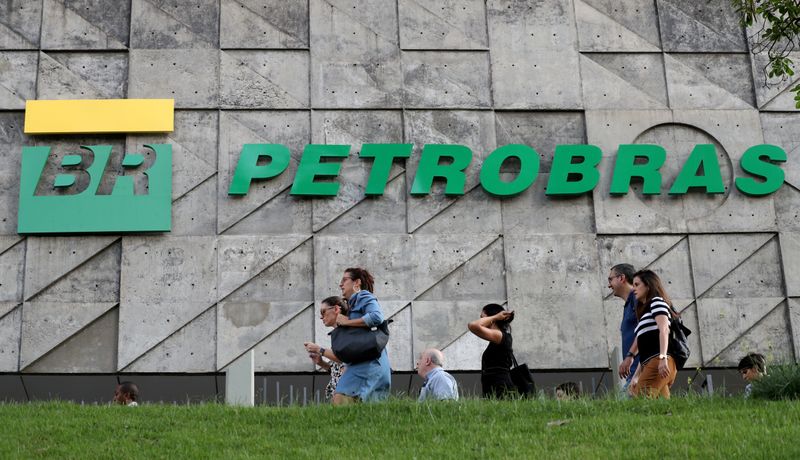 Petrobras afirma que monitora mercado de petróleo; reduzirá combustíveis, diz fonte
