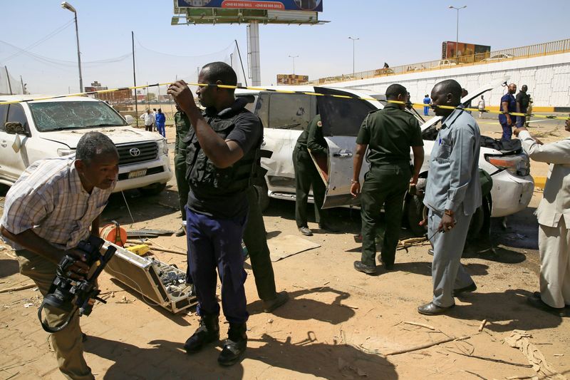 © Reuters. نجاة رئيس وزراء السودان من محاولة اغتيال في الخرطوم