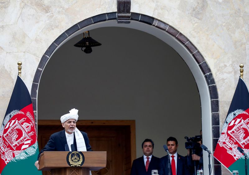 © Reuters. أشرف غني يؤدي اليمين رئيسا لأفغانستان ومنافسه يقيم مراسم تنصيب موازية