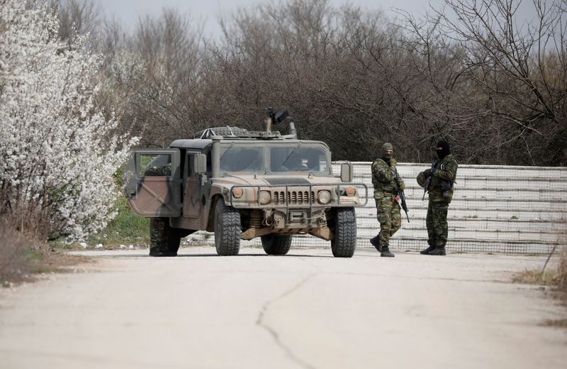 © Reuters. Greek soldiers patrol at a train station near Turkey's Pazarkule border crossing, in Kastanies