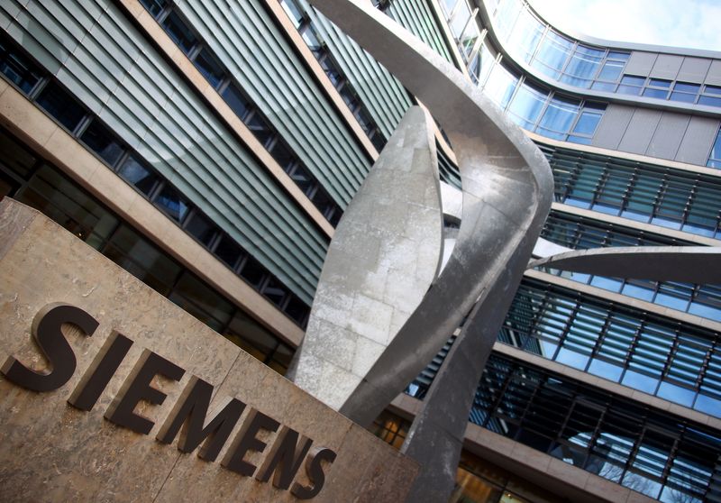 © Reuters. FILE PHOTO: The headquarters of Siemens AG is seen in Munich