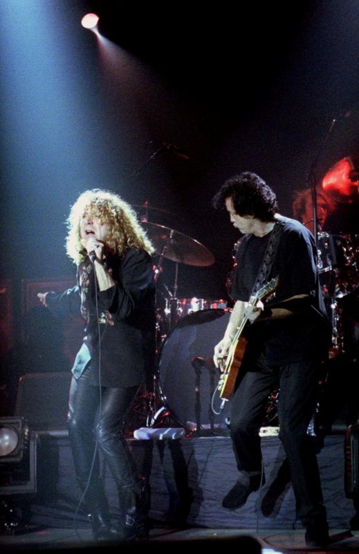 © Reuters. FILE PHOTO: LED ZEPPELIN IN CONCERT.